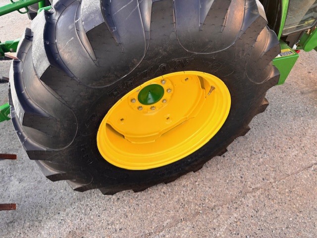 2015 John Deere 4052R Image 6