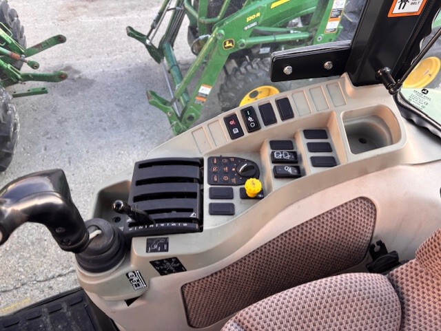2015 John Deere 4052R Image 9