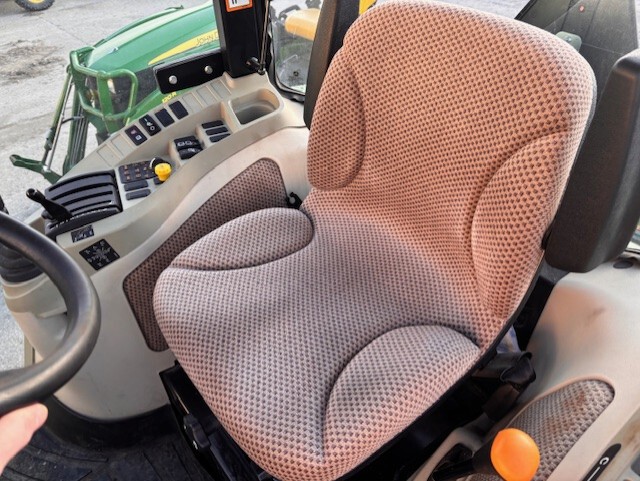 2015 John Deere 4052R Image 10