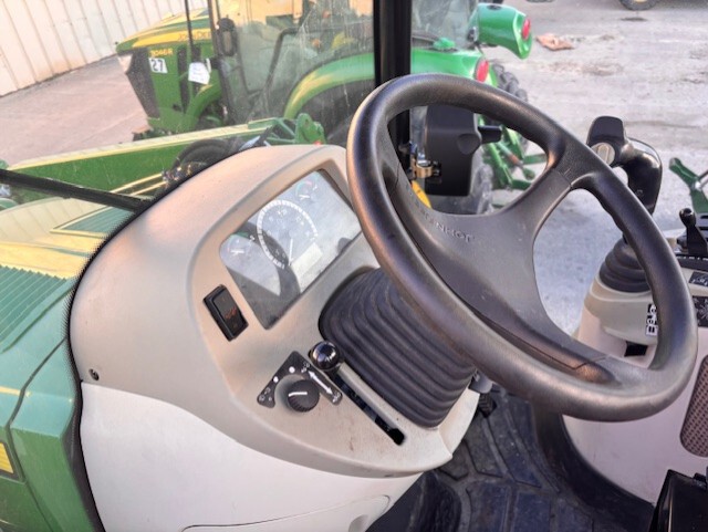 2015 John Deere 4052R Image 12
