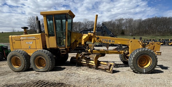 Photo of a 1990 John Deere 770BH