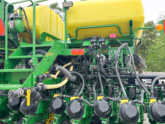 2010 John-Deere DB60
