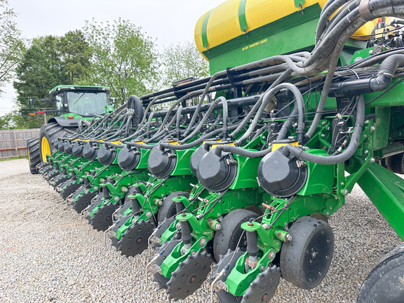 2010 John-Deere DB60