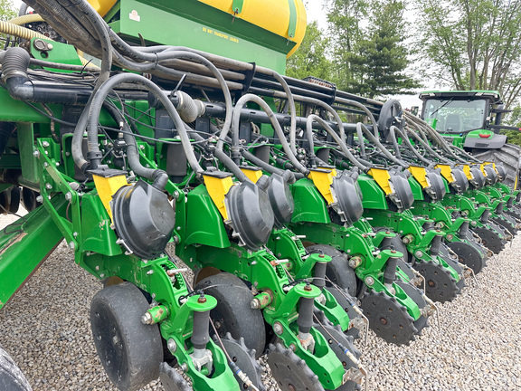 2010 John-Deere DB60