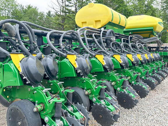 2010 John-Deere DB60