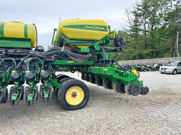 2010 John-Deere DB60