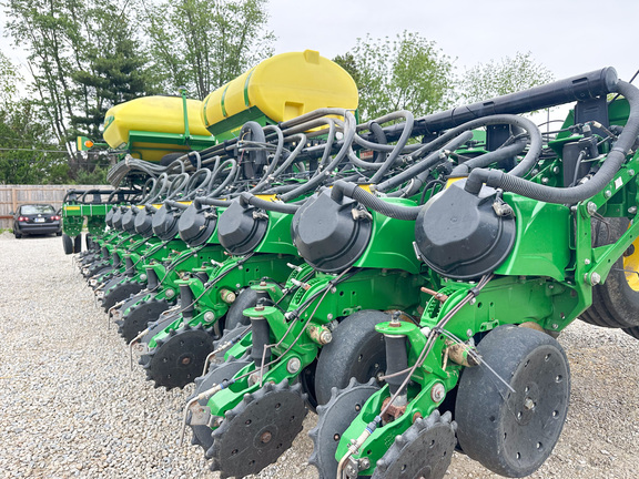 2010 John-Deere DB60