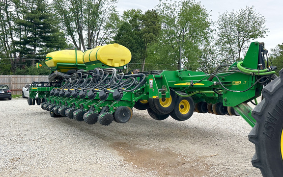 2010 John-Deere DB60