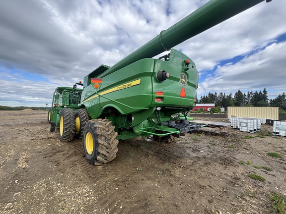 Used 2014 John Deere S680 Combines at Horizon Ag & Turf in Wetaskiwin, AB - Photo4