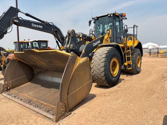 Photo of 2020 John Deere 824L