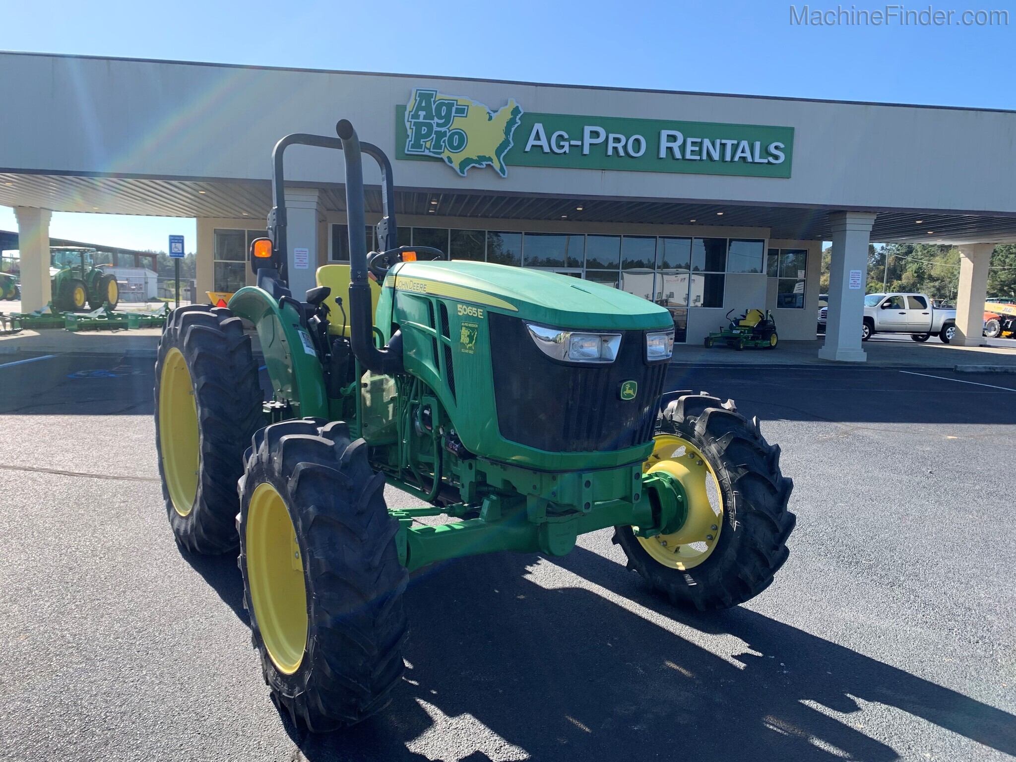 2015 John Deere 5065E Image 1