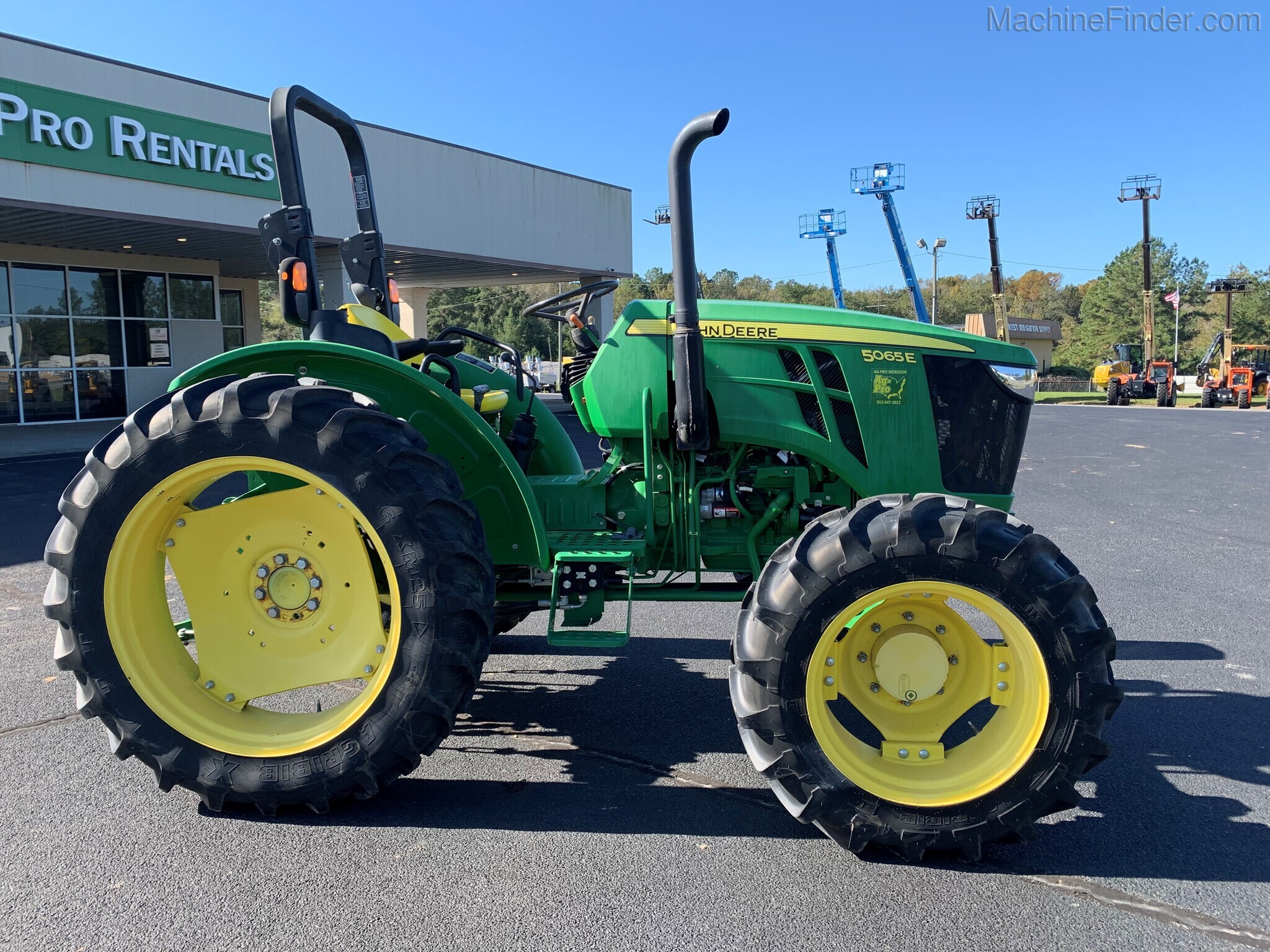 2015 John Deere 5065E Image 2
