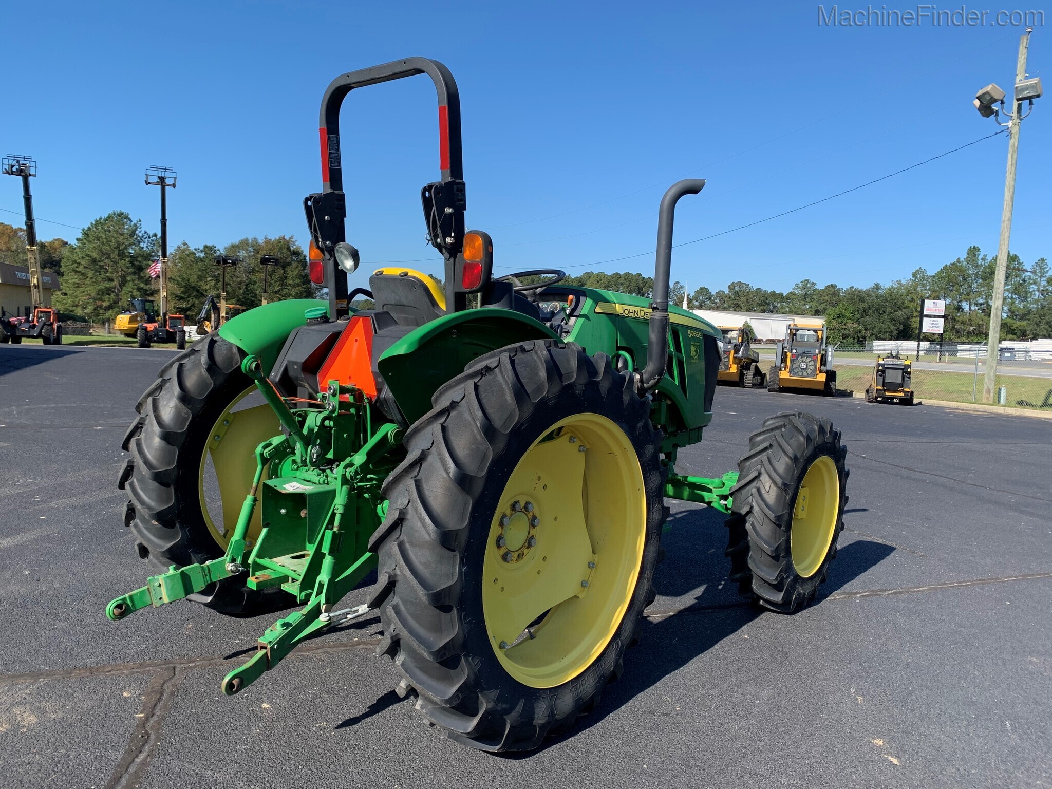 2015 John Deere 5065E Image 3