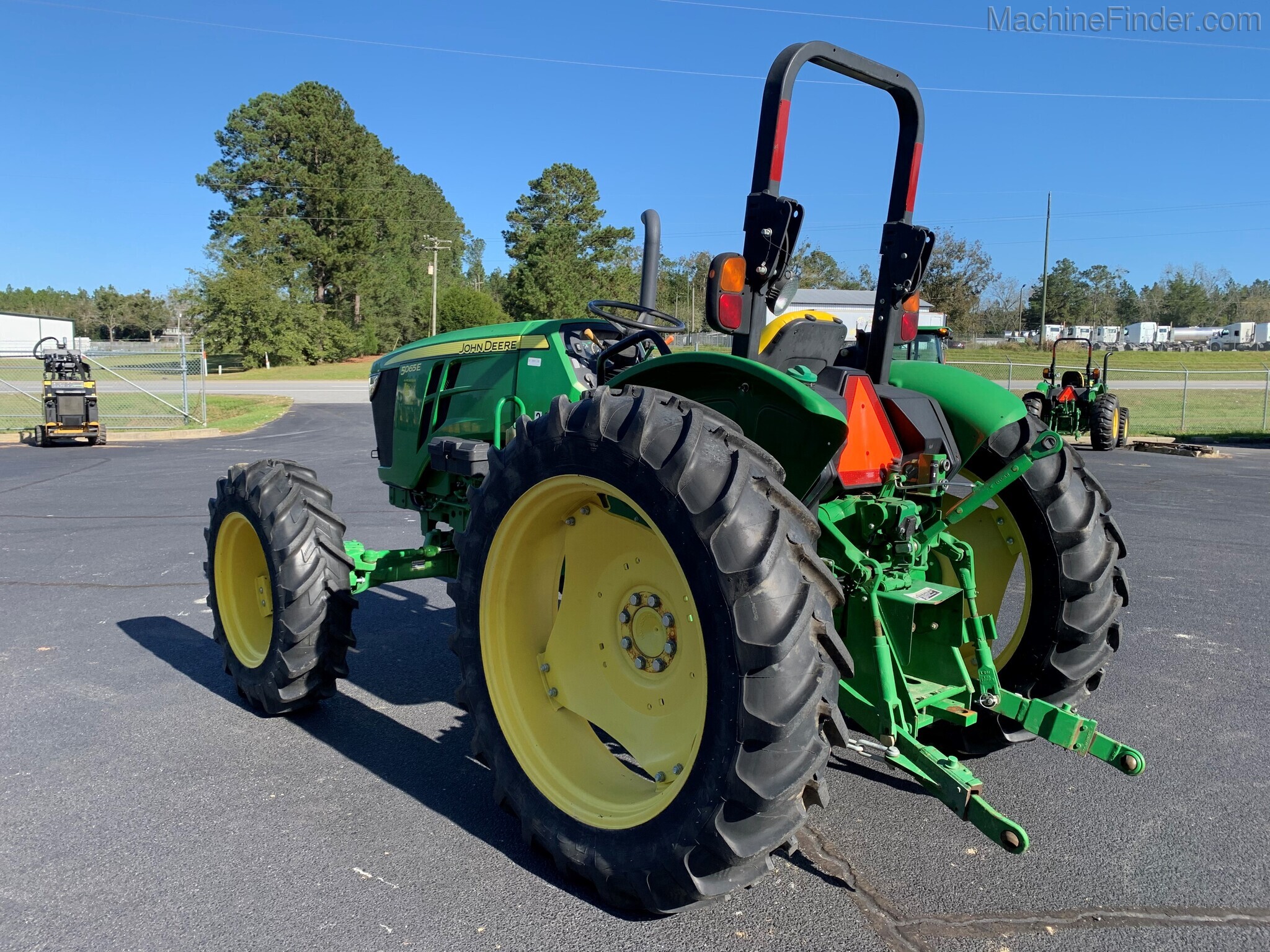 2015 John Deere 5065E Image 5