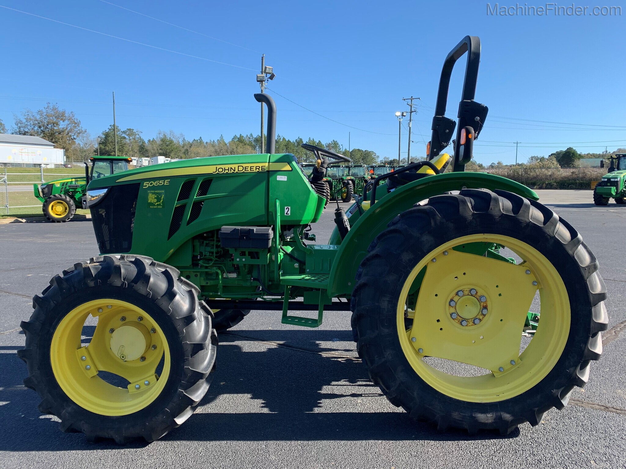 2015 John Deere 5065E Image 6