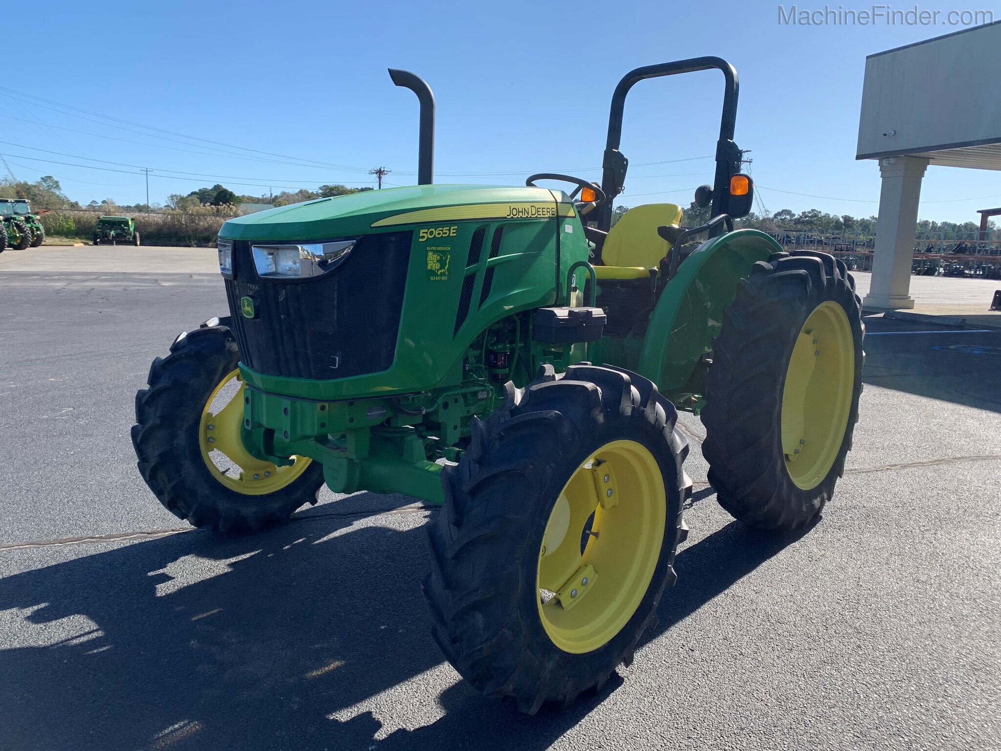 2015 John Deere 5065E Image 7