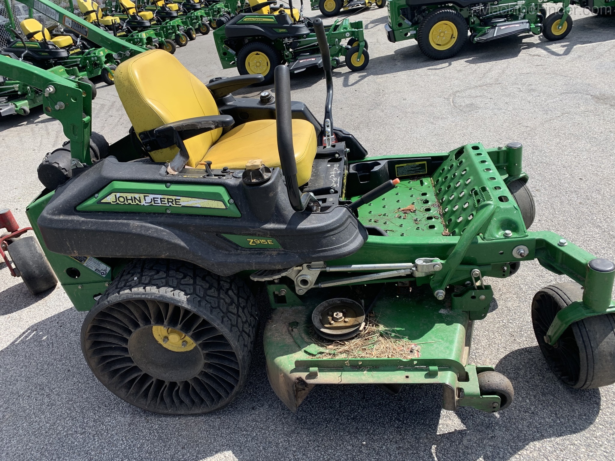 2018 John Deere Z915 Image 3