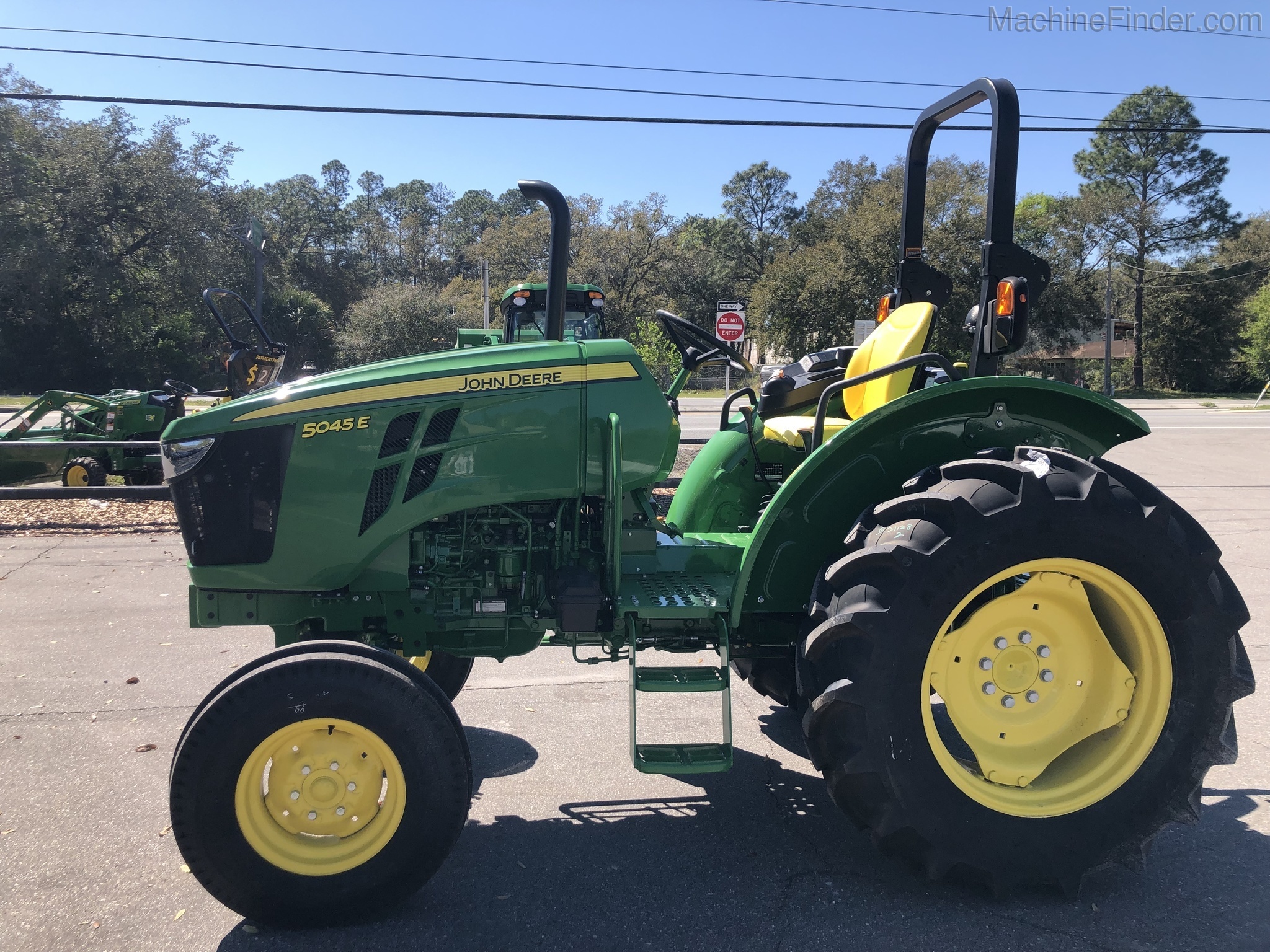 2020 John Deere 5045E Image 1