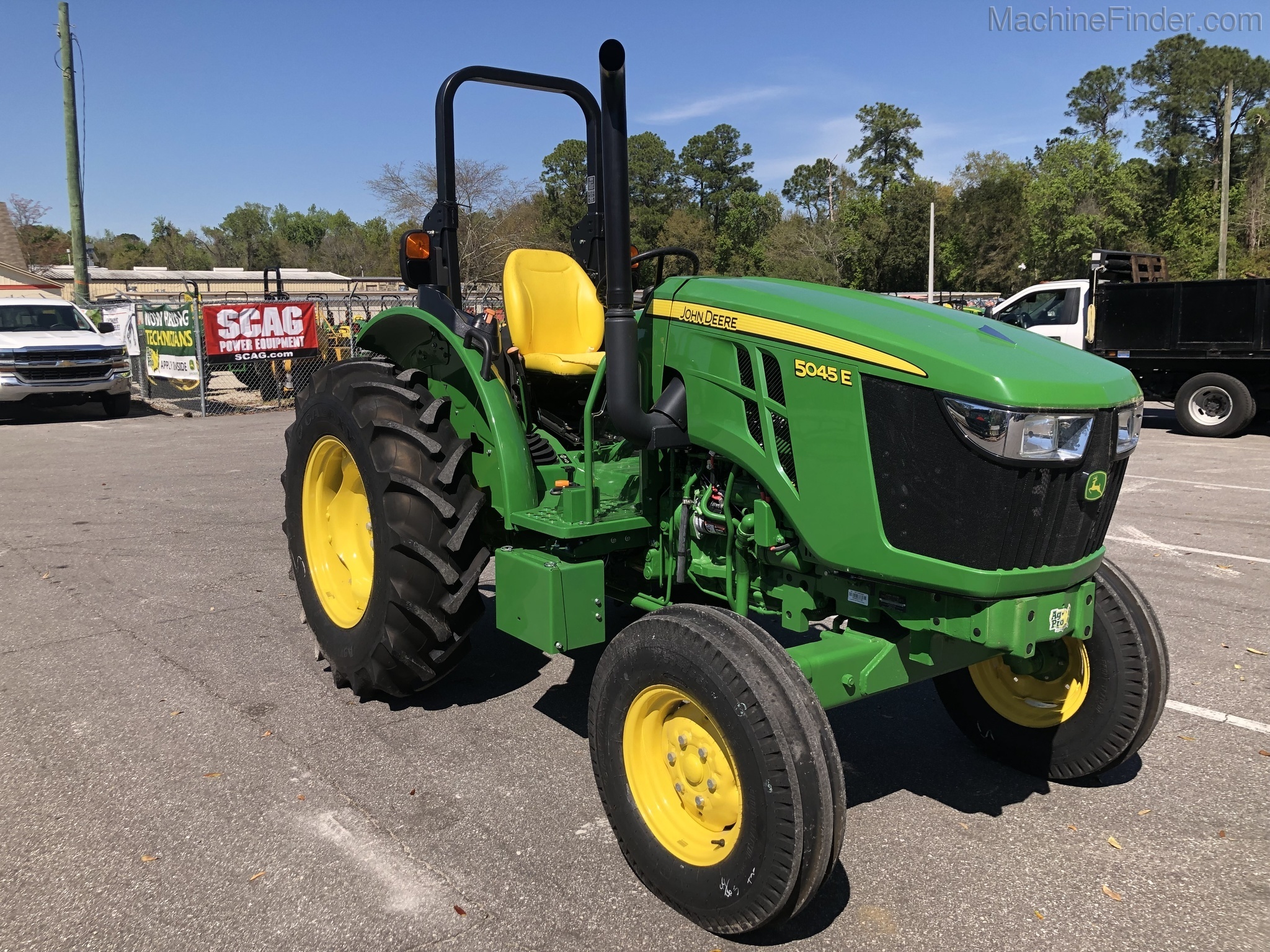 2020 John Deere 5045E Image 3