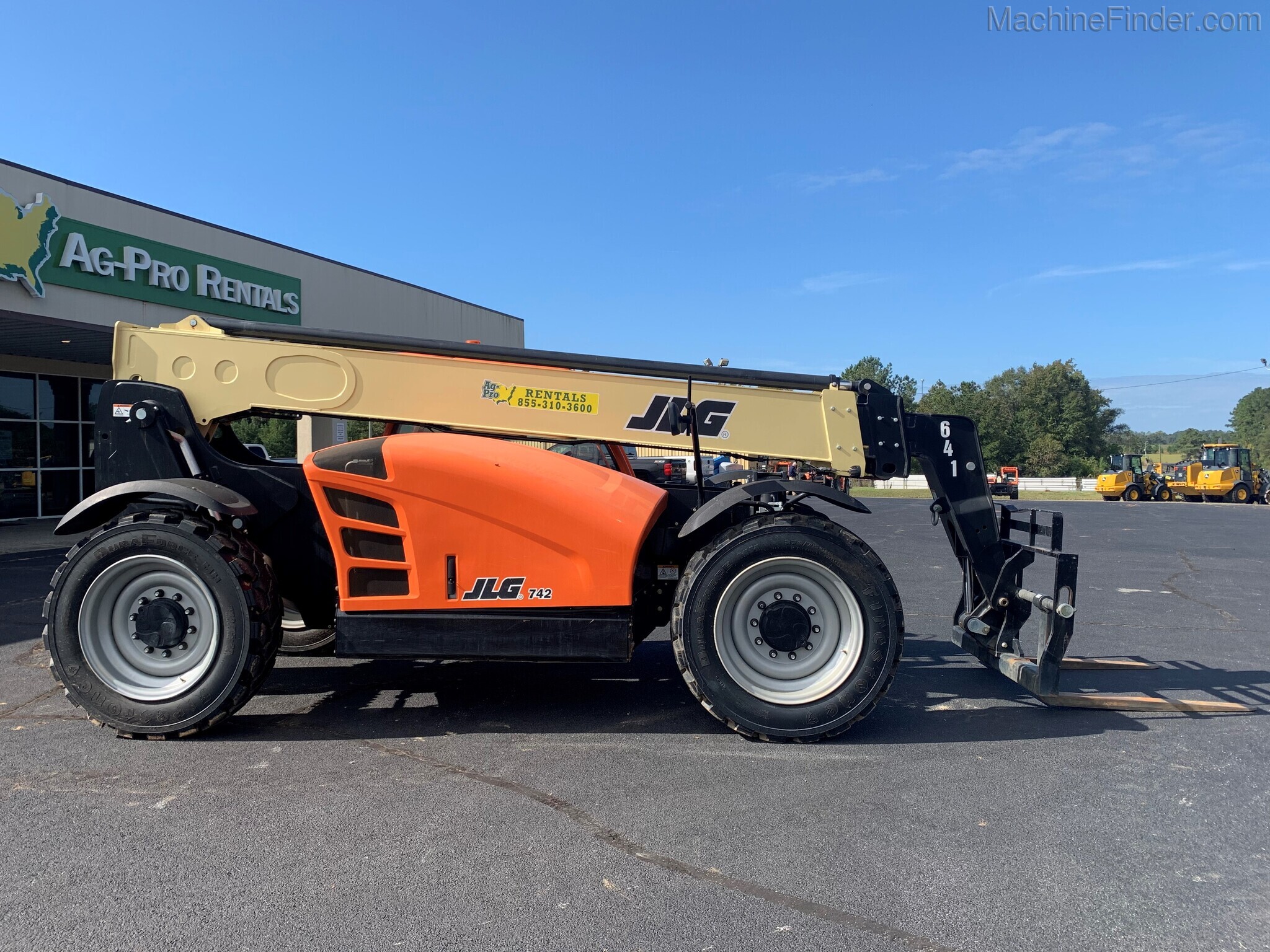 2019 JLG 742 Image 2