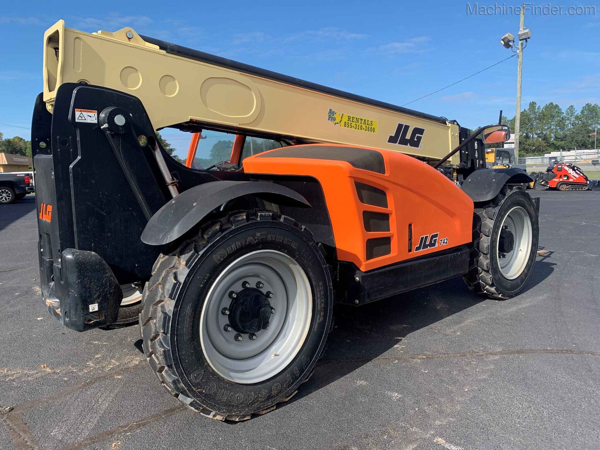 2019 JLG 742 Image 3
