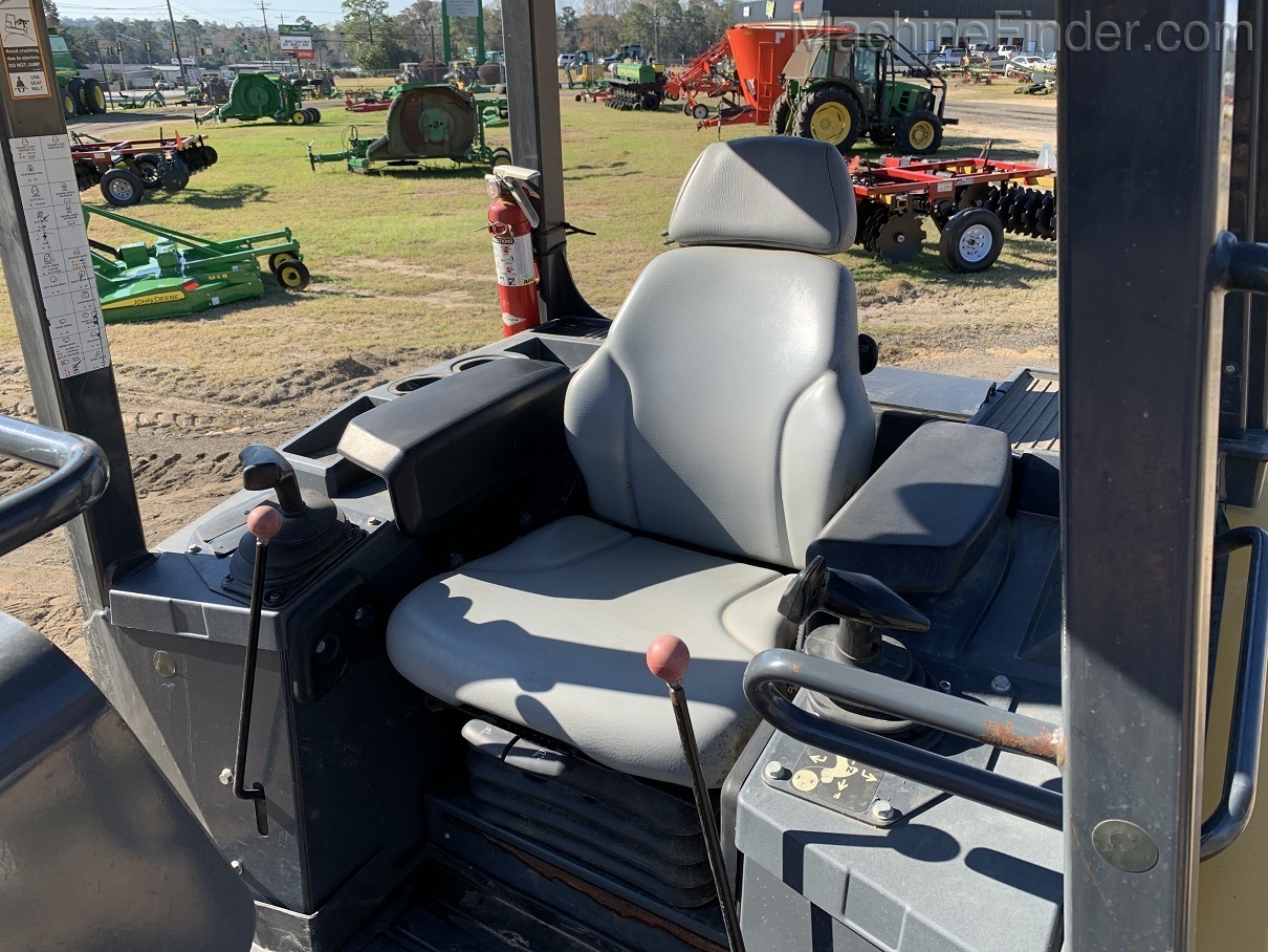 2017 John Deere 450K Image 8