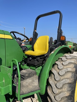 2015 John Deere 5100E Image 8