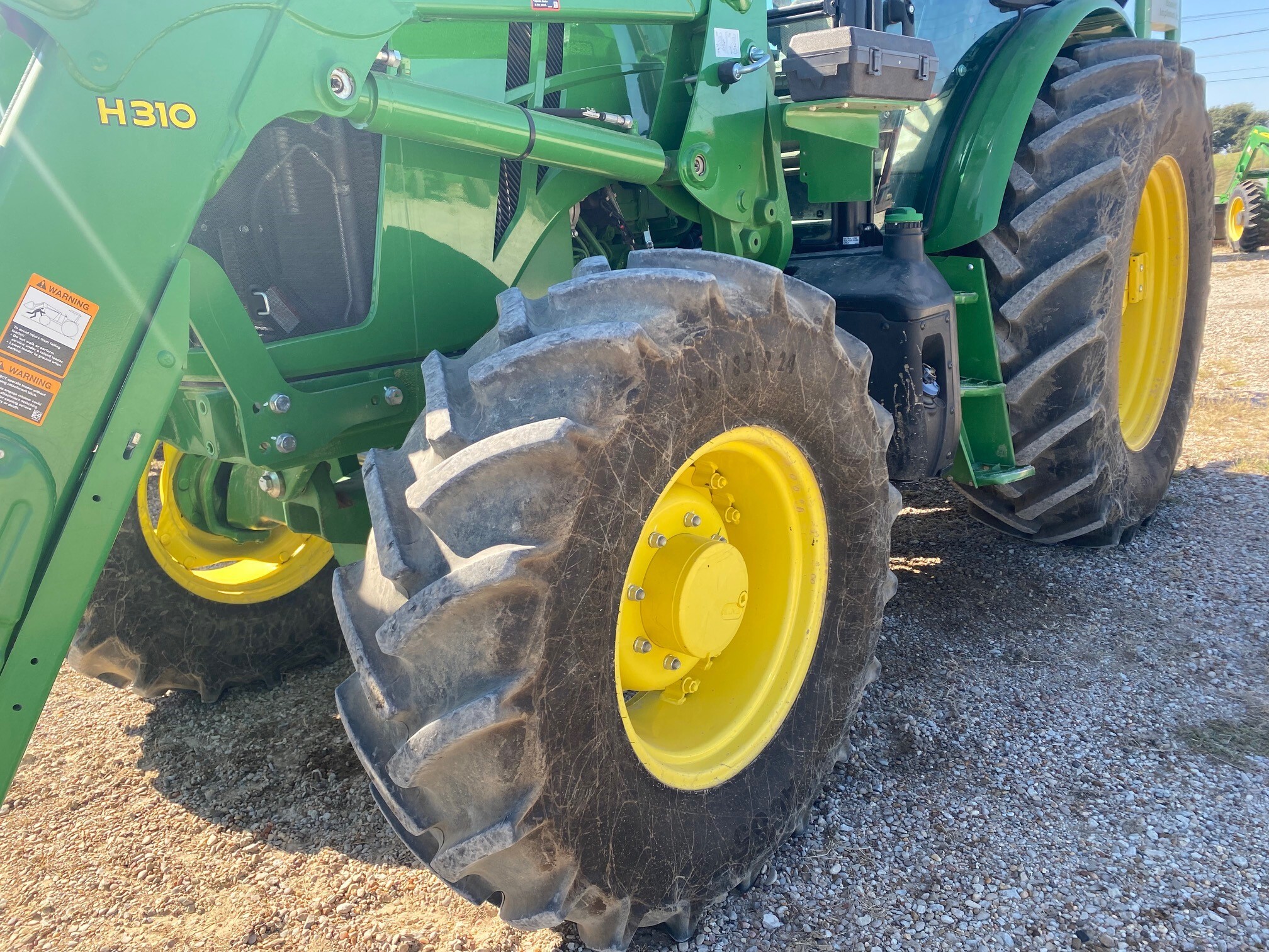 2017 John Deere 6105E Image 4