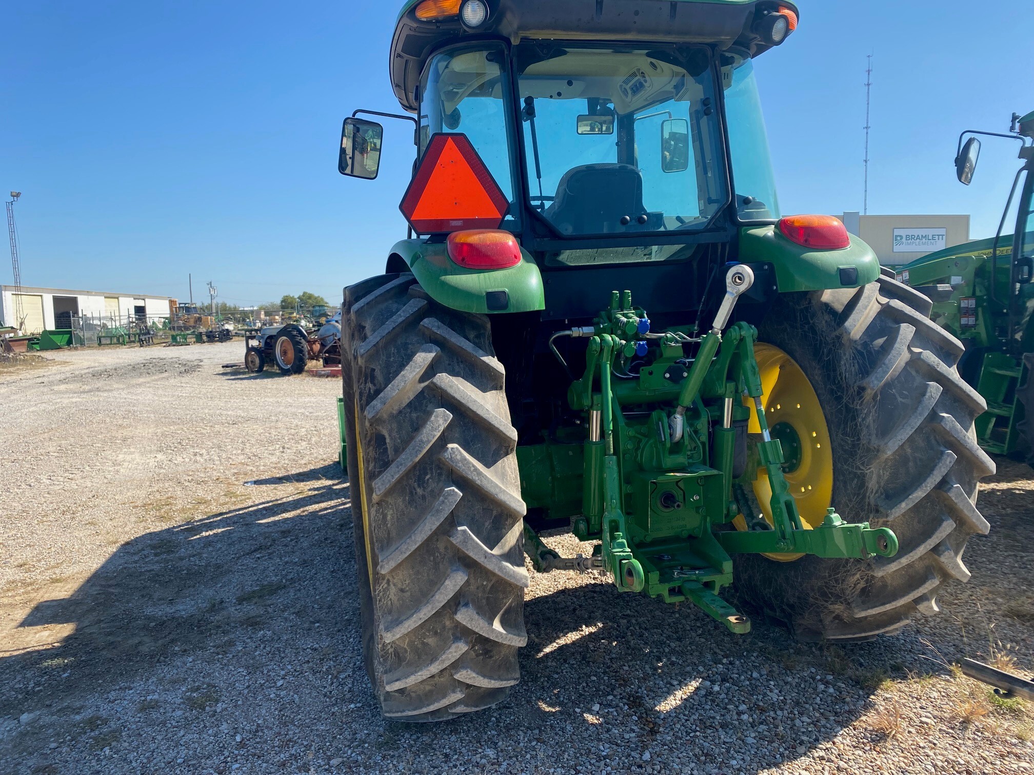 2017 John Deere 6105E Image 3