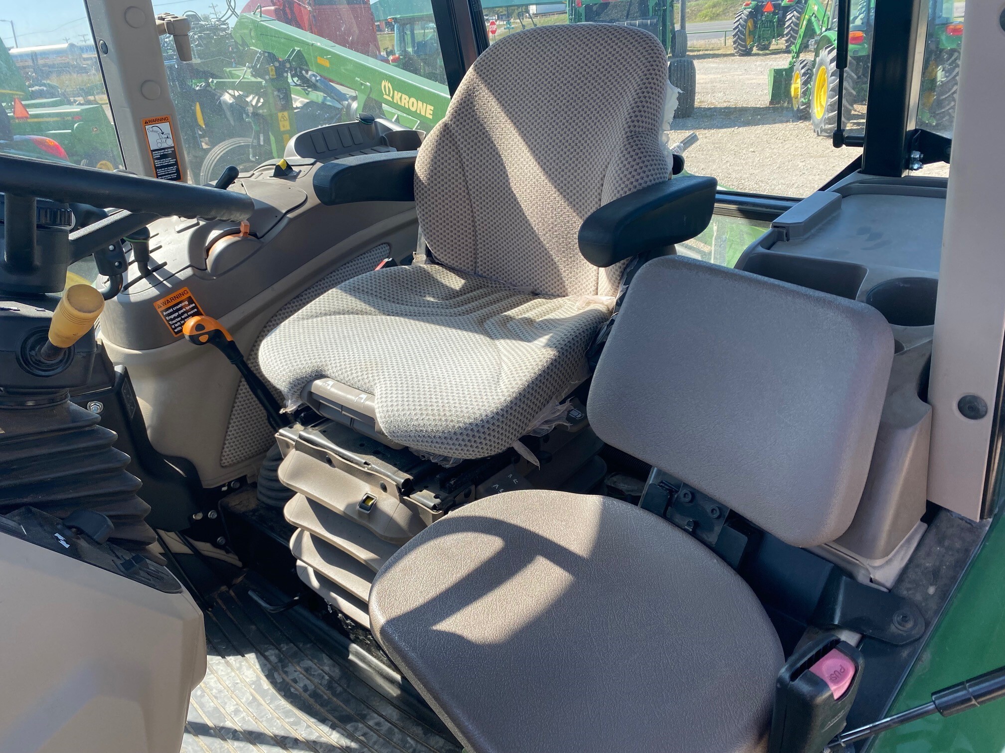 2017 John Deere 6105E Image 5