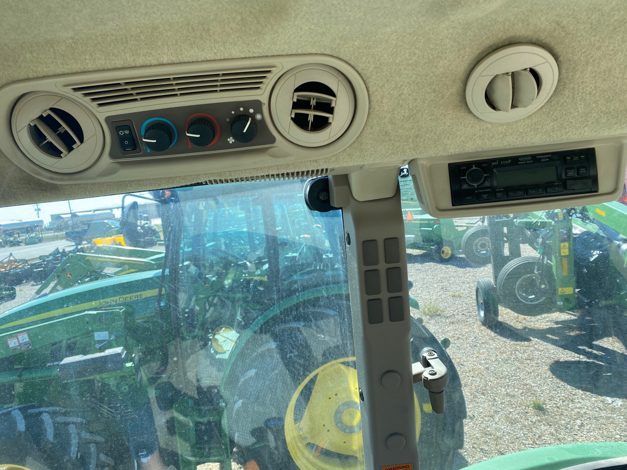 2017 John Deere 6105E Image 7