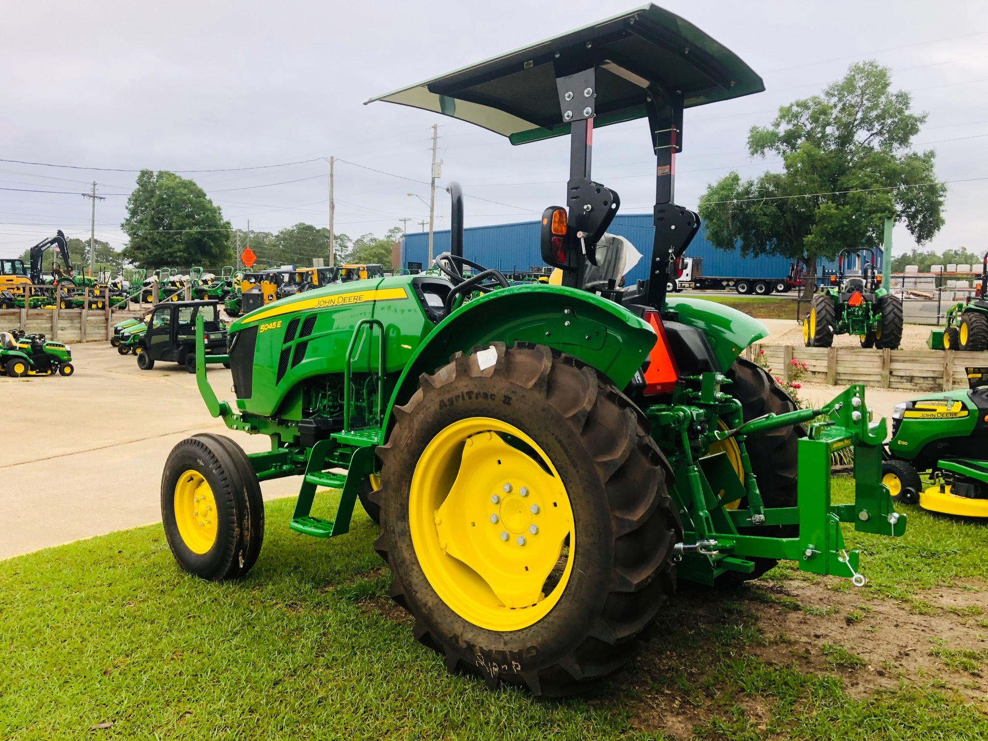 2023 John Deere 5045E Image 5