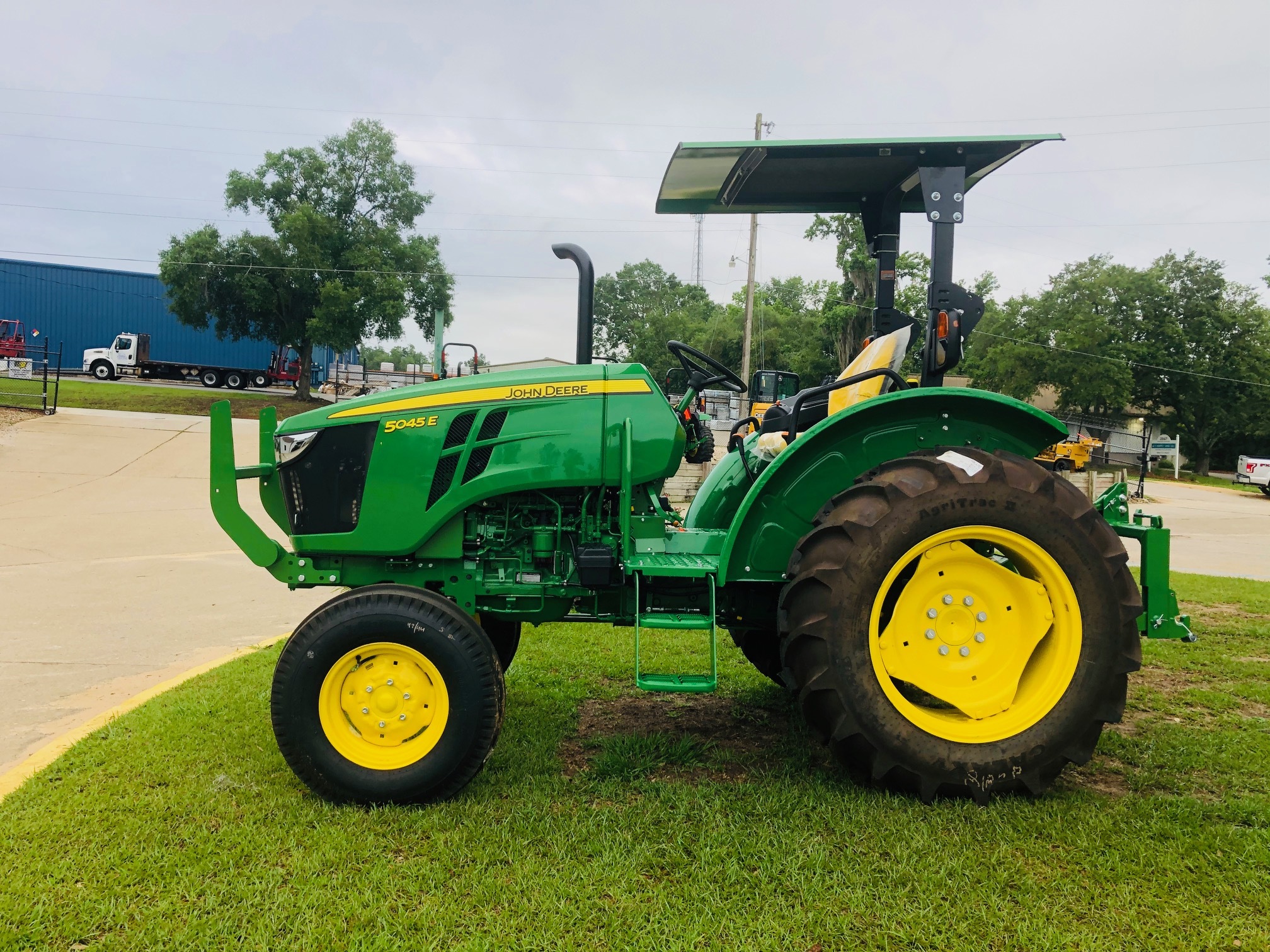 2023 John Deere 5045E Image 4