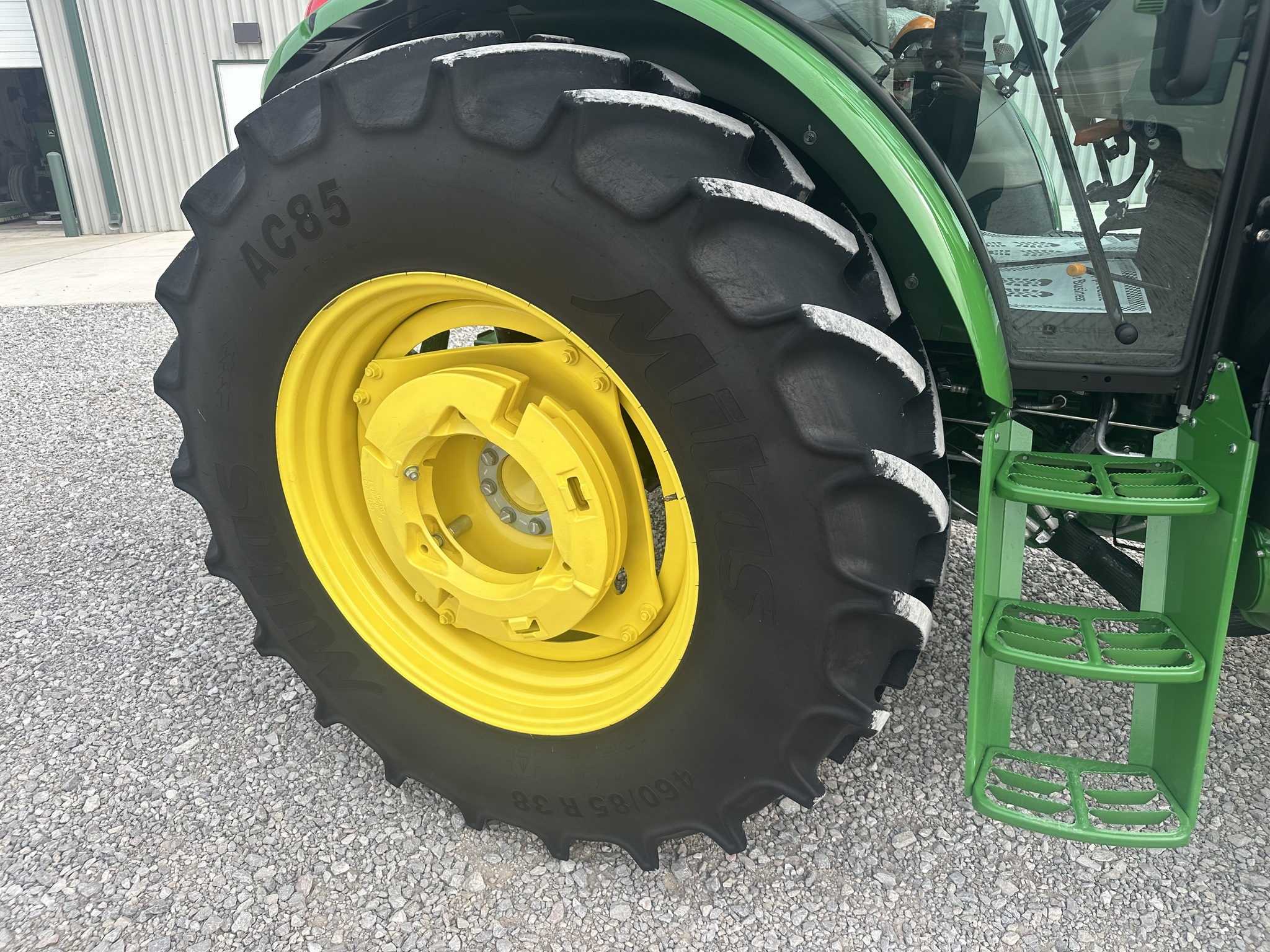 2024 John Deere 6105E Image 21