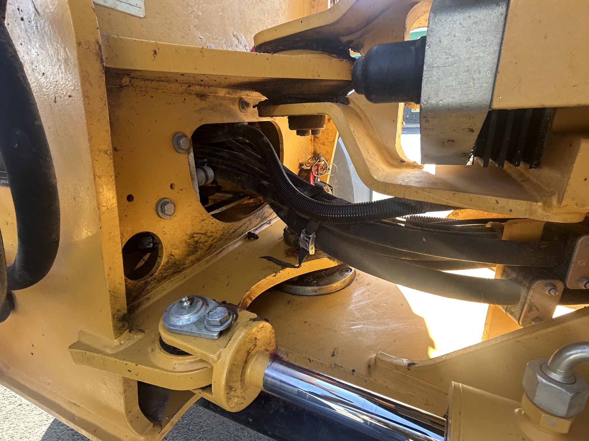  2022 John Deere 324L at Heritage Tractor in Anderson, MO