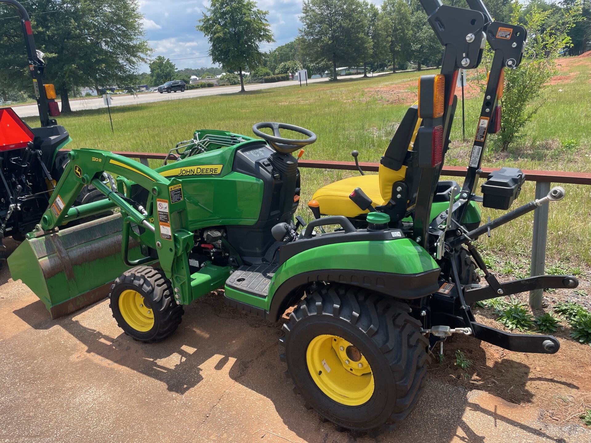 2021 John Deere 1025R Image 4