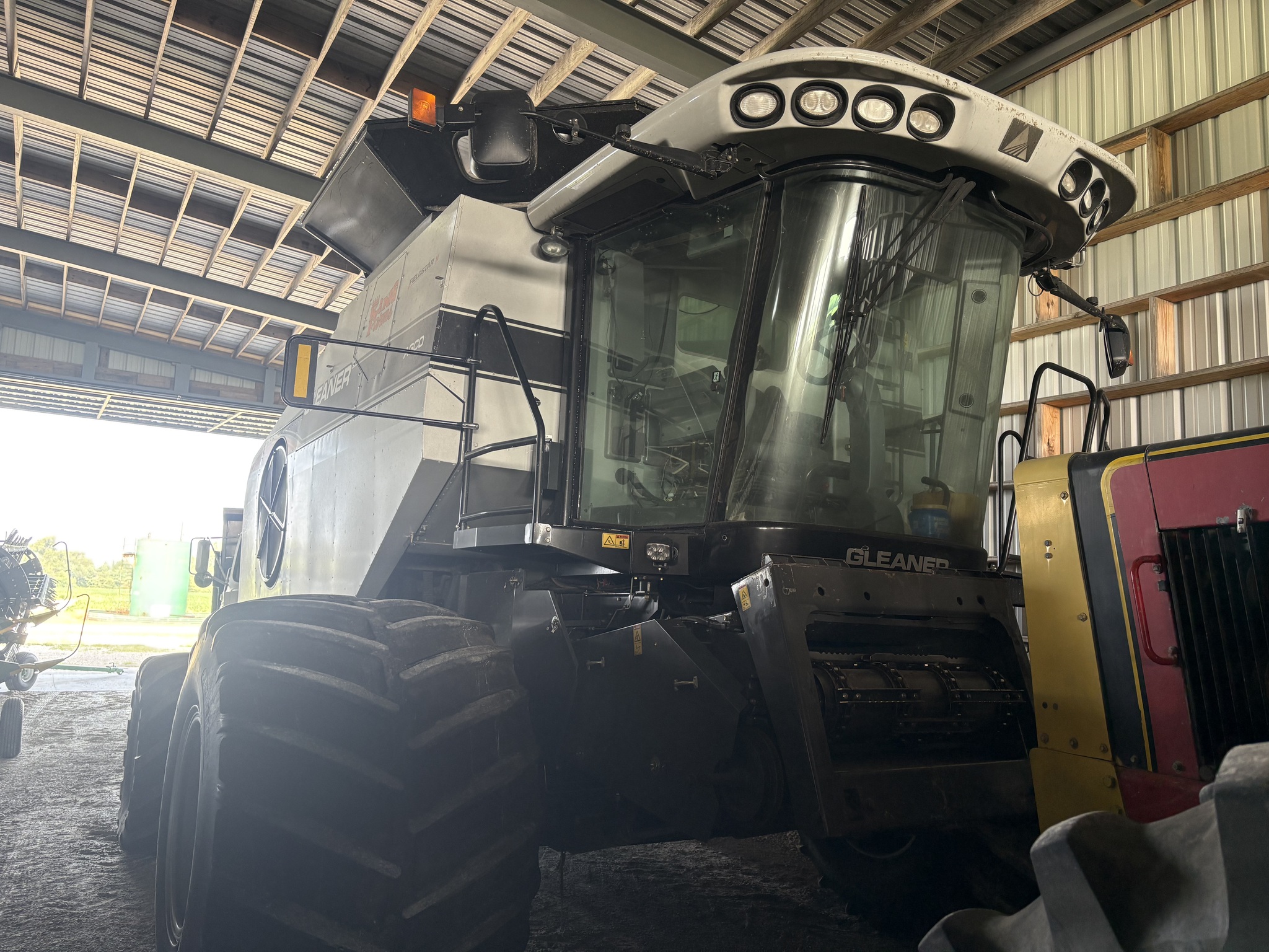 2010 Gleaner R76 Image 2