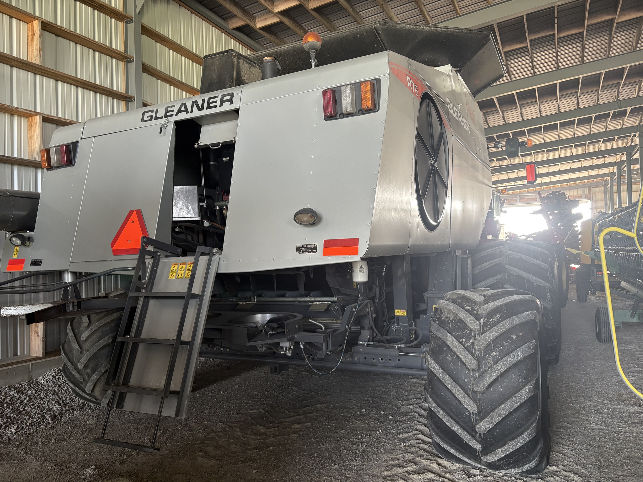 2010 Gleaner R76 Image 3
