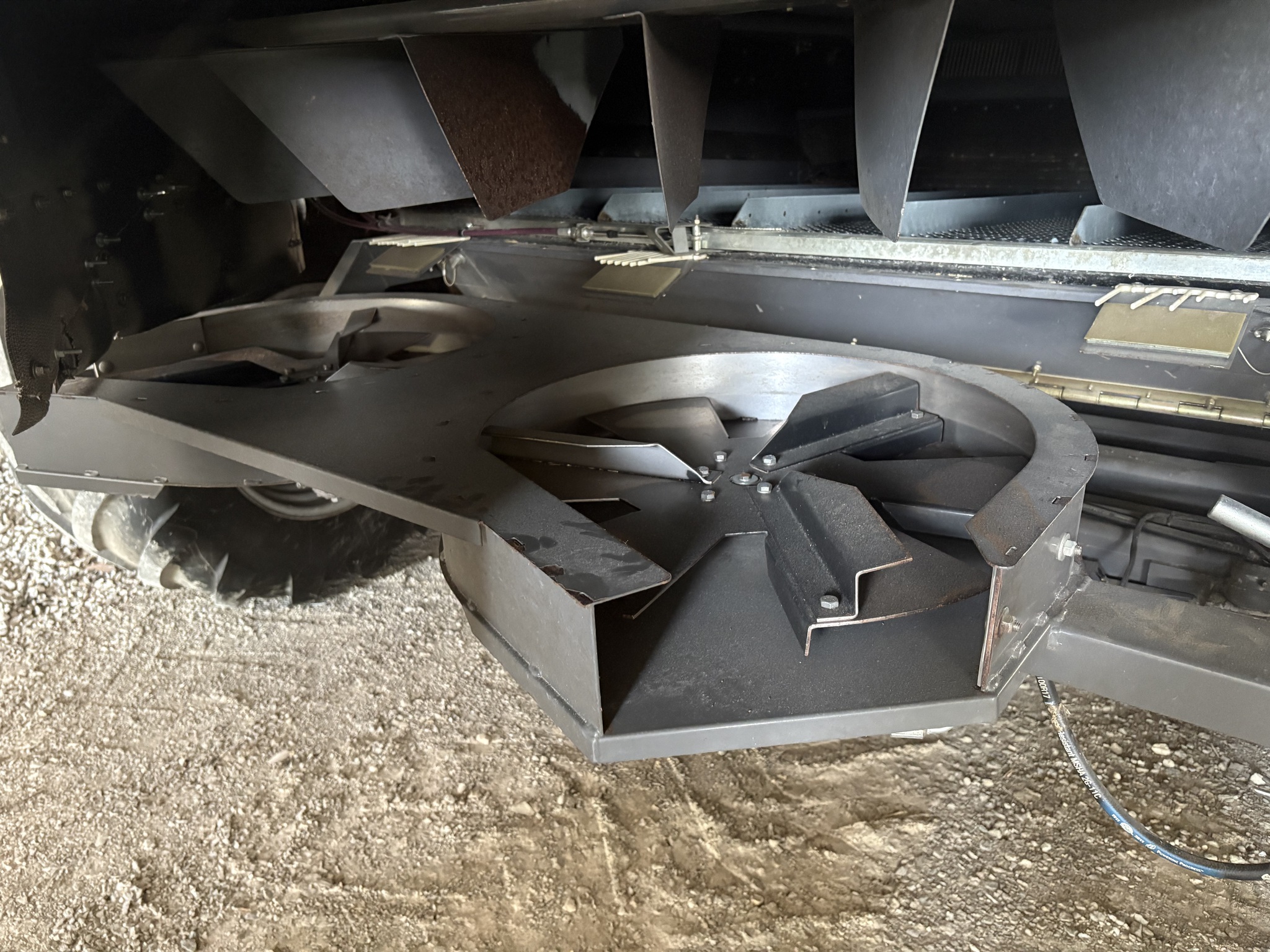 2010 Gleaner R76 Image 33