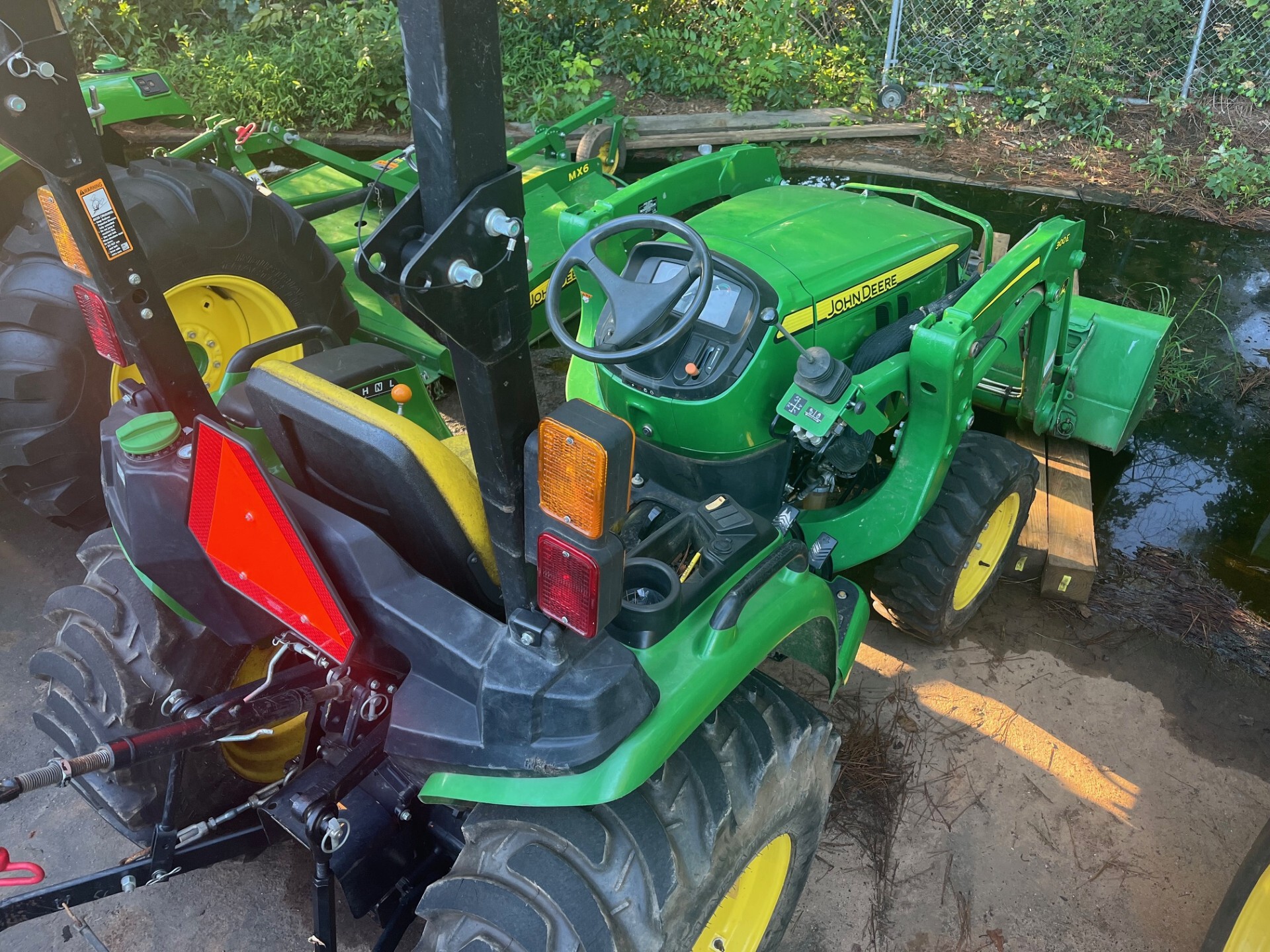 2022 John Deere 3038E Image 4