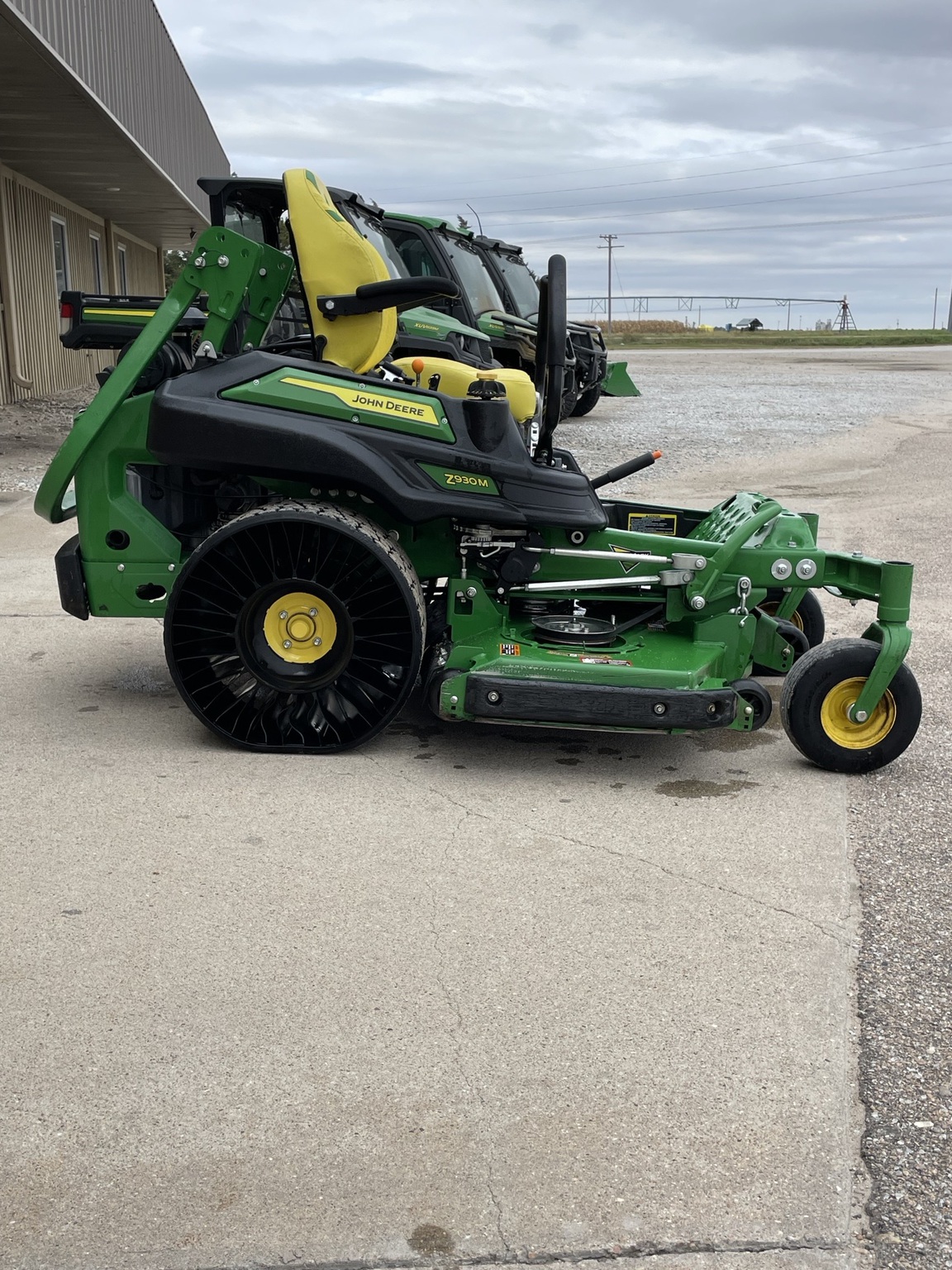 2023 John Deere Z930M Image 4