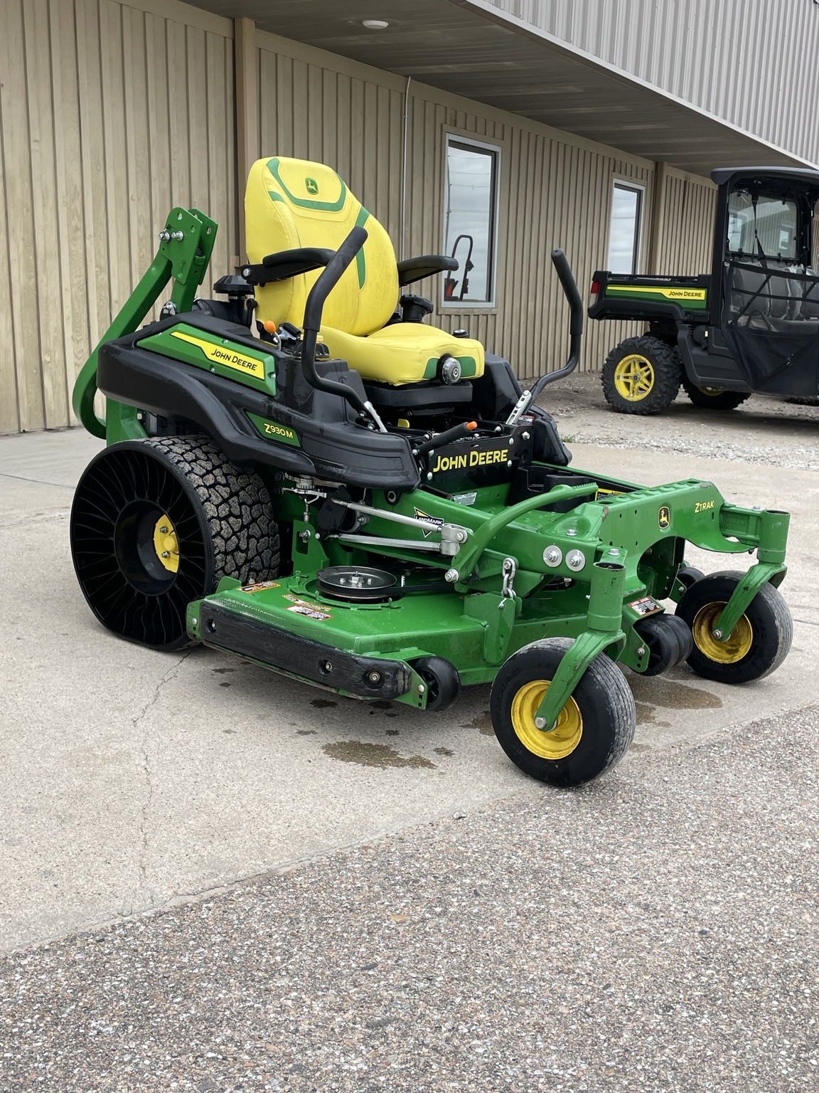 2023 John Deere Z930M Image 2