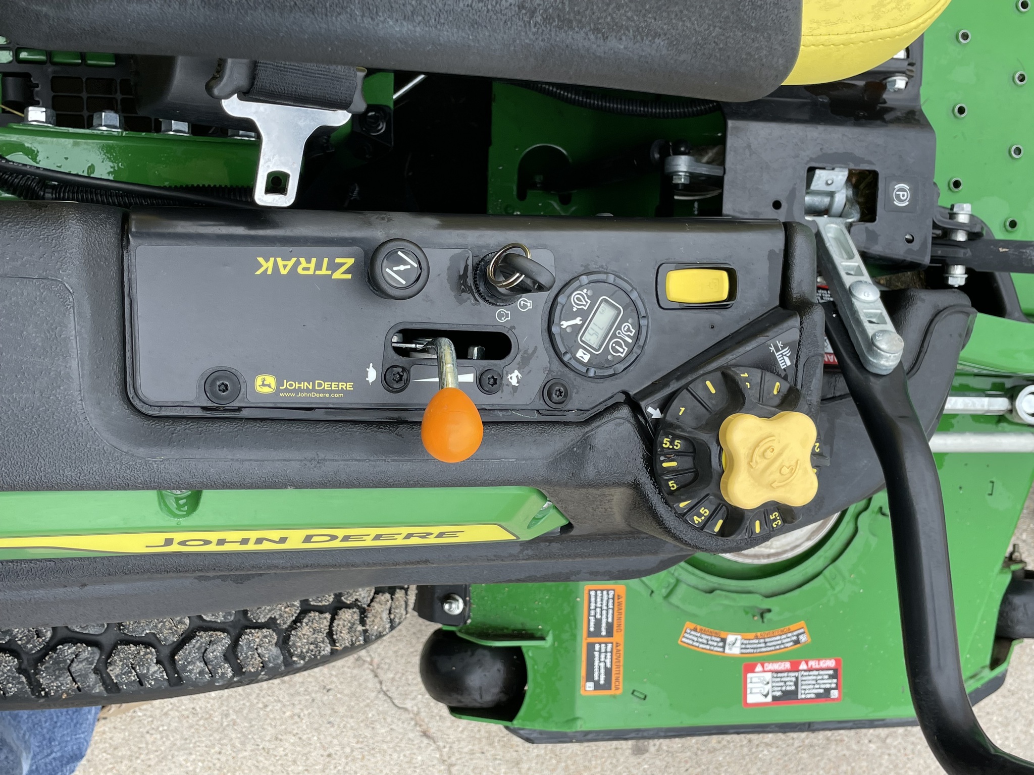 2023 John Deere Z930M Image 7
