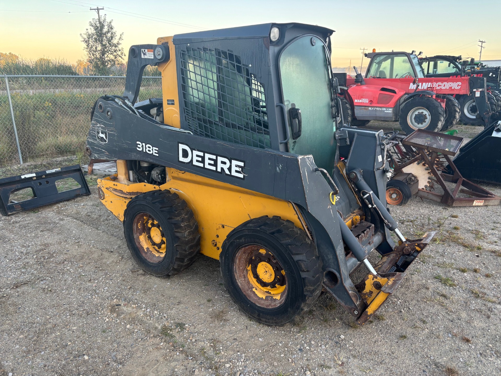 John Deere 318E Image 1