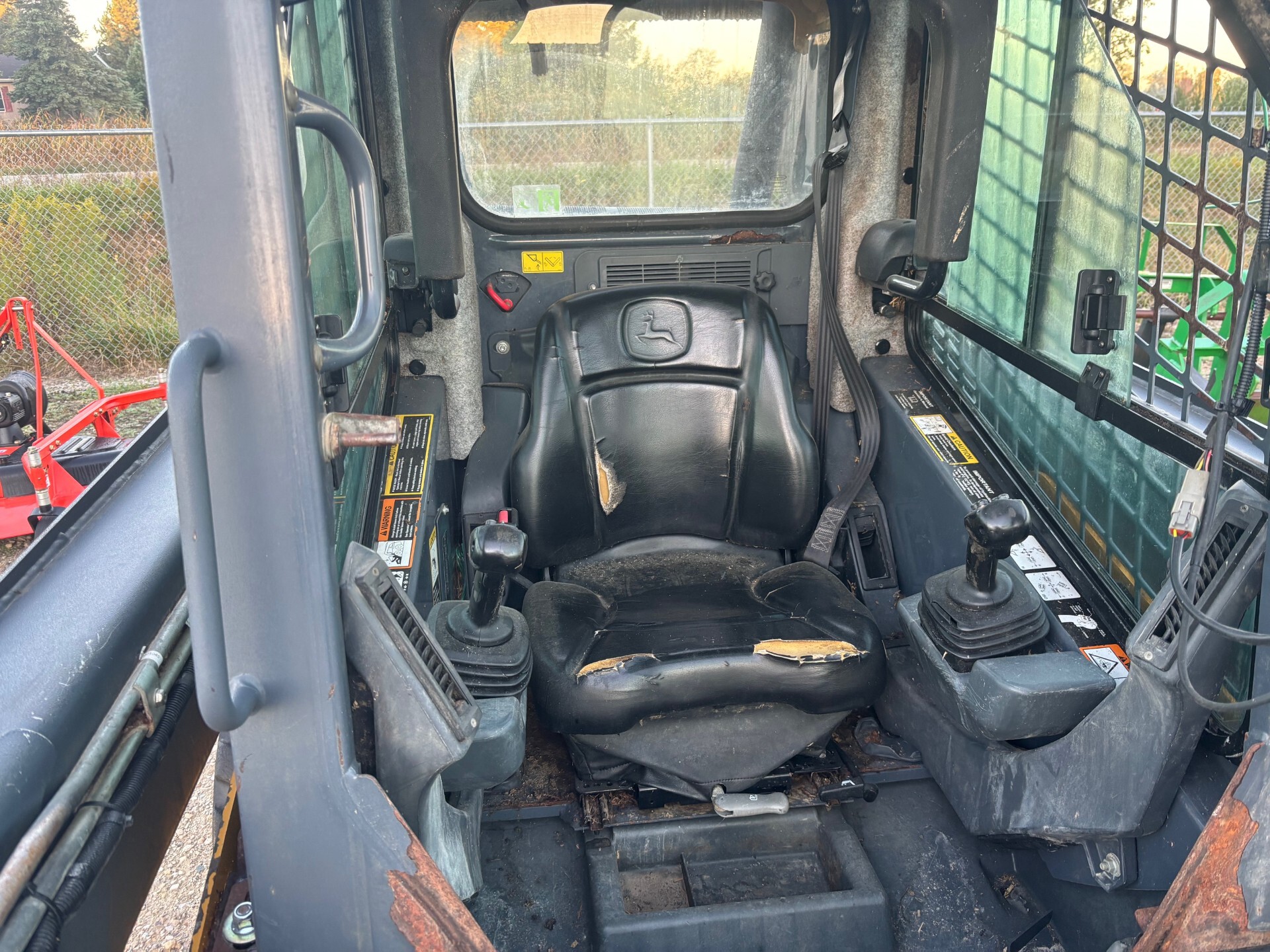 John Deere 318E Image 5