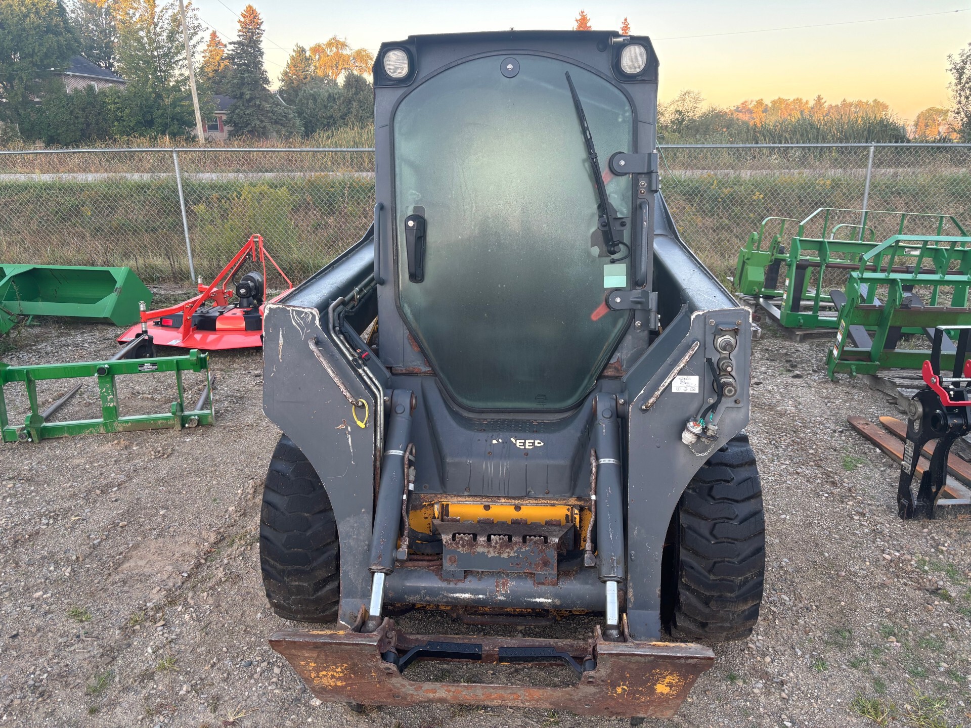 John Deere 318E Image 2