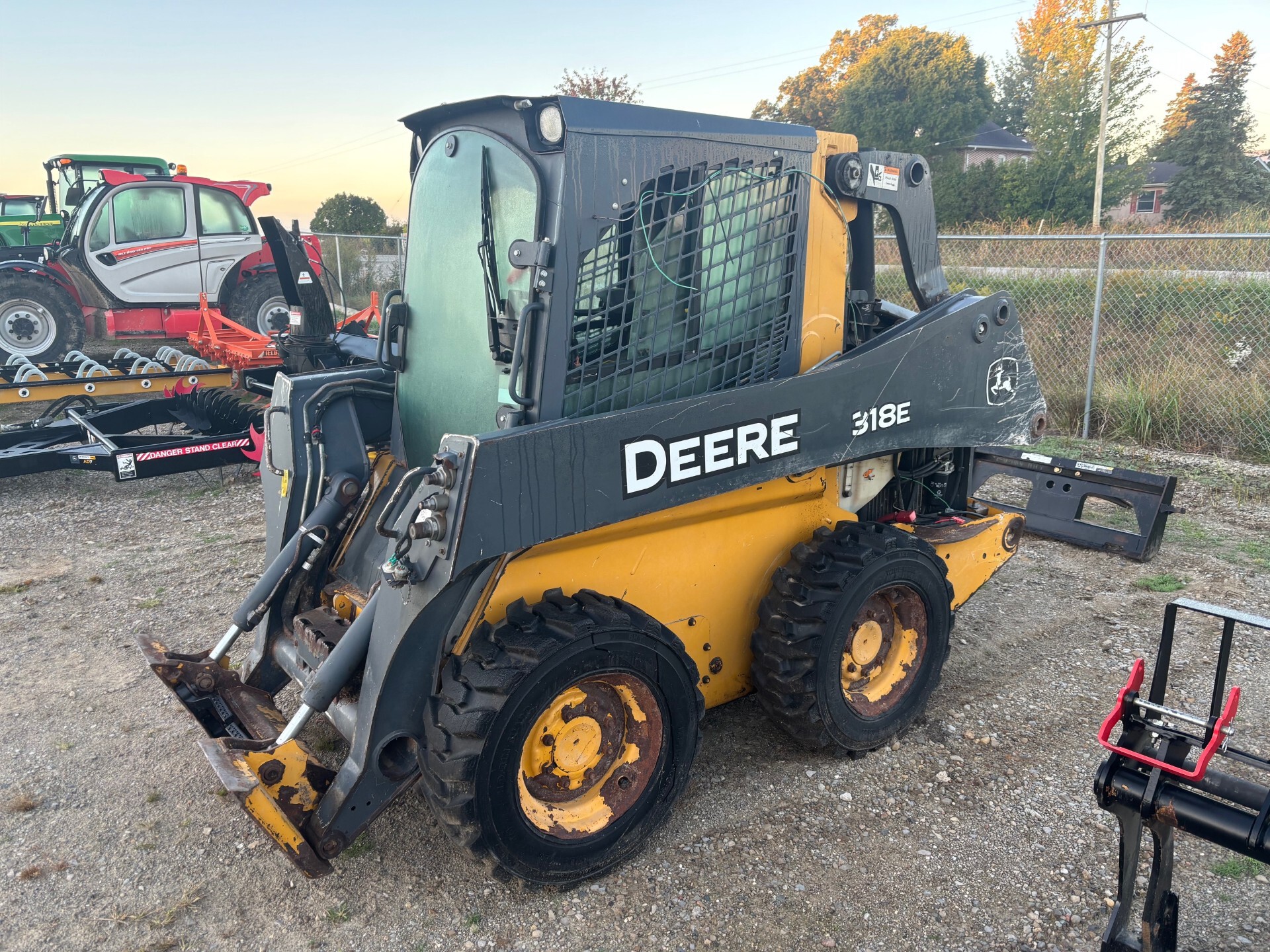 John Deere 318E Image 3