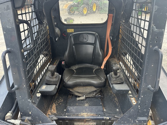 2020 John Deere 317G Photo 6