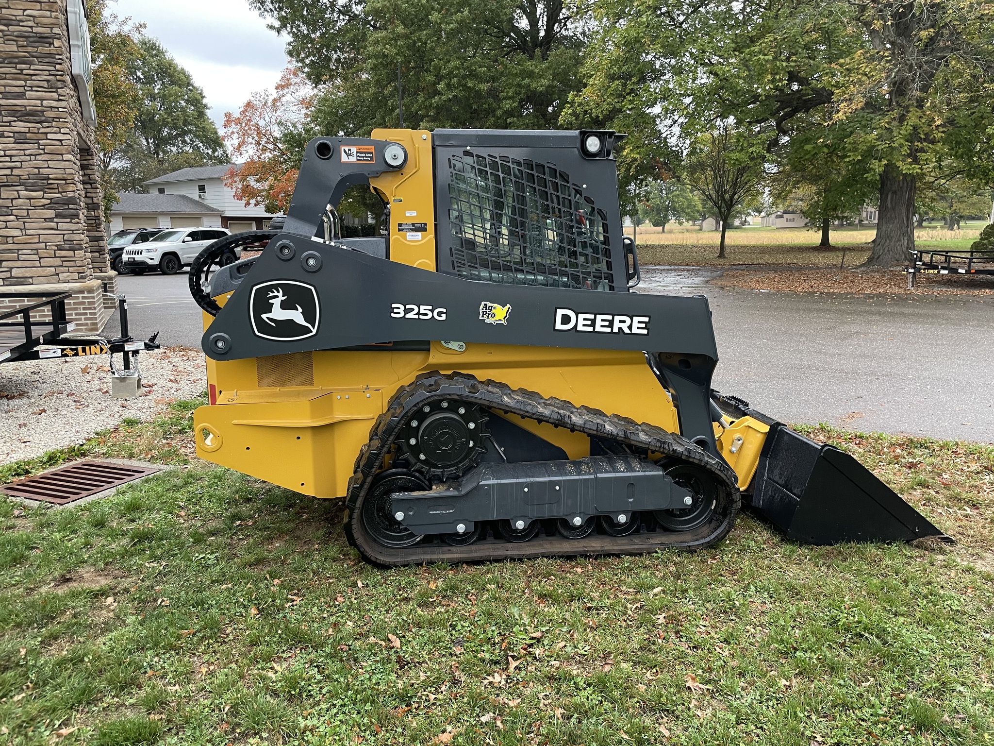 2025 John Deere 325G Image 4