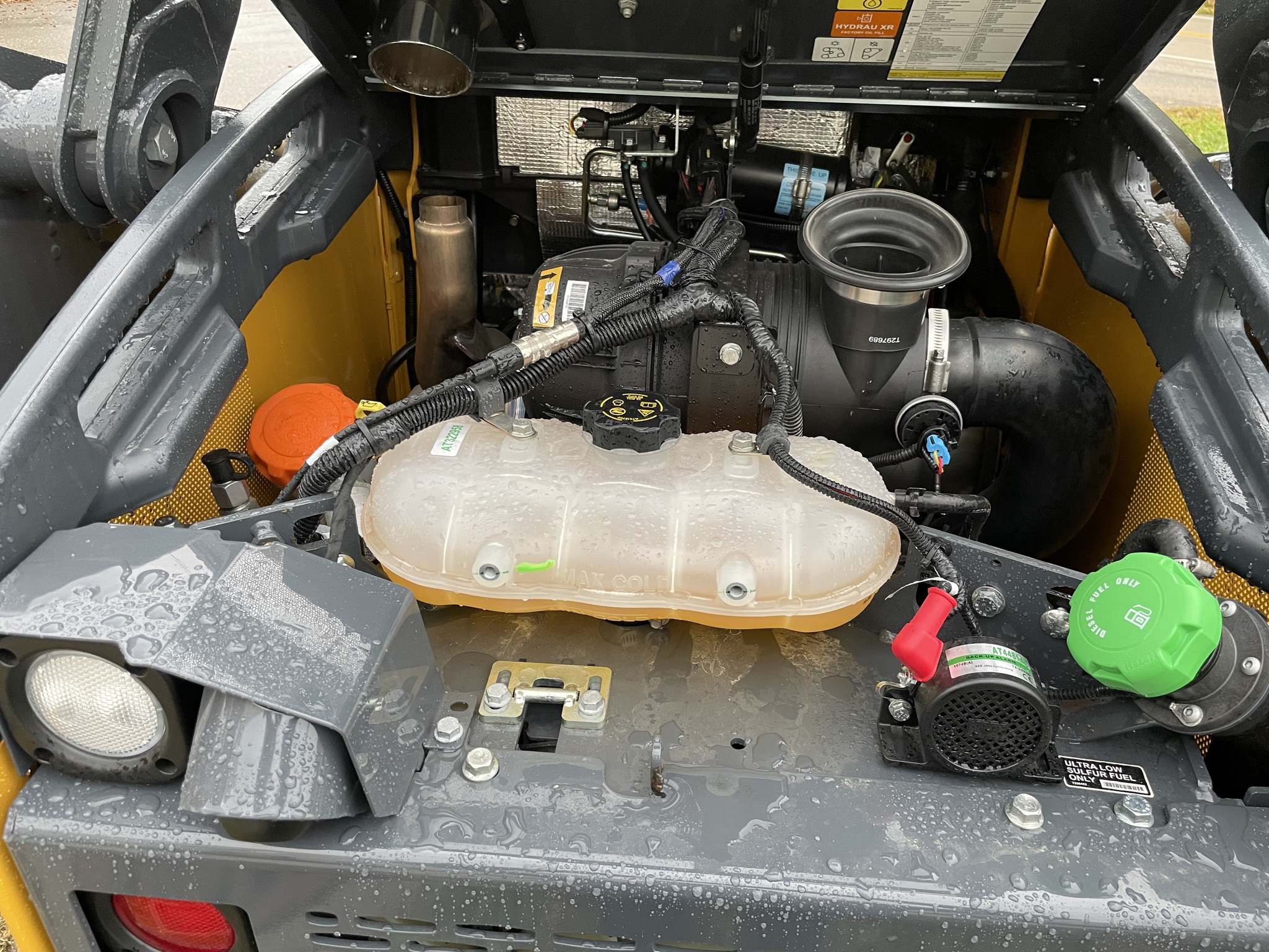 2025 John Deere 325G Image 5